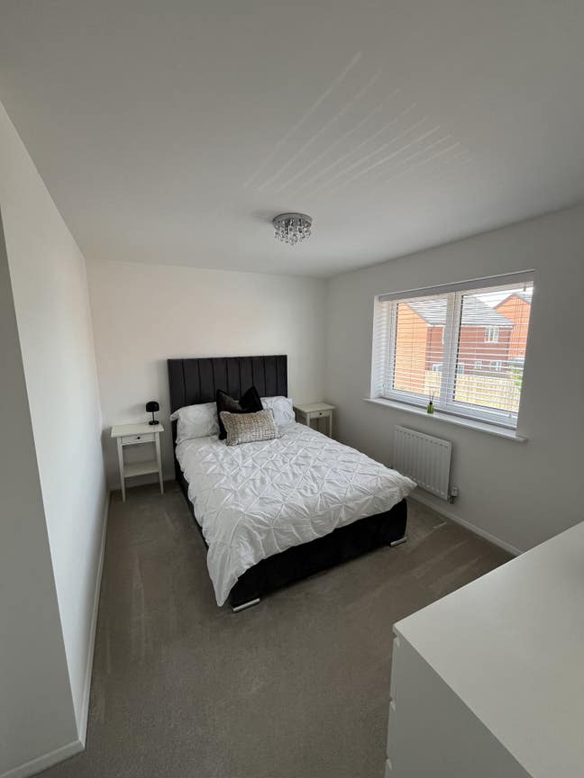 Furnished double bedroom with own bathroom Main Photo