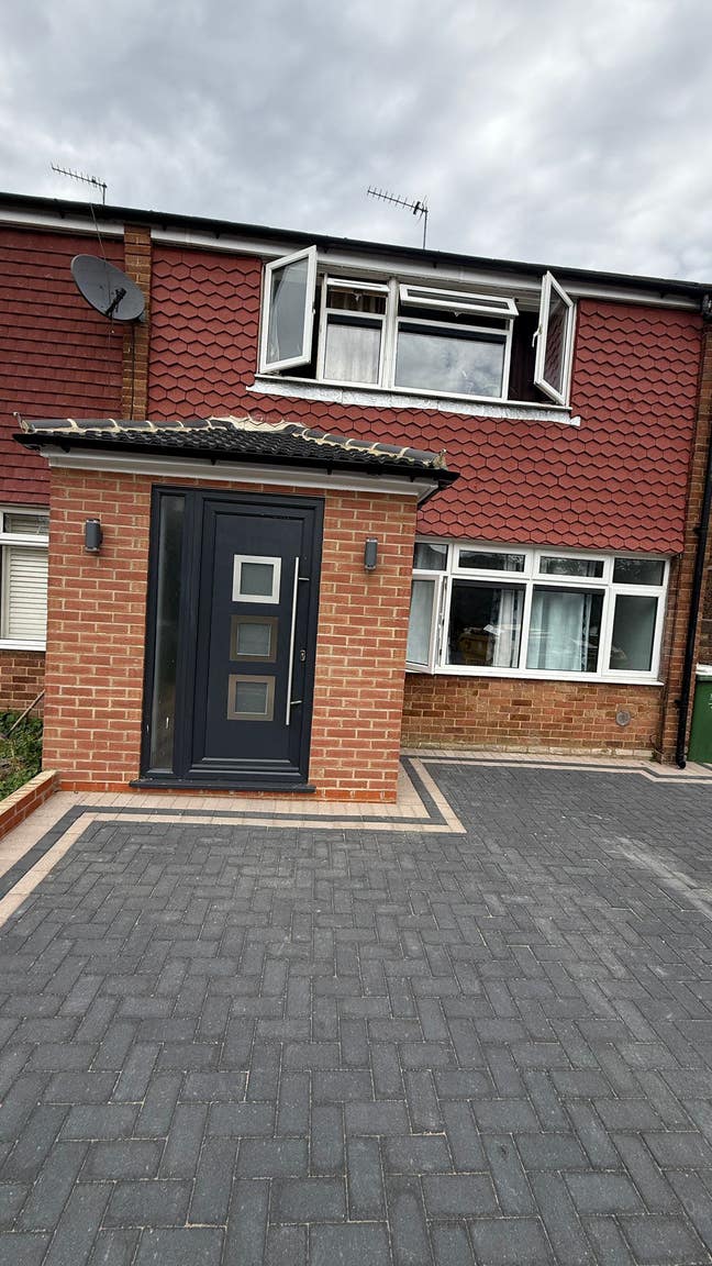 Single & Double rooms available to rent  Main Photo