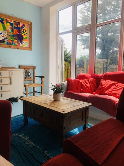 Bedroom in a spacious friendly house+garden  Main Photo