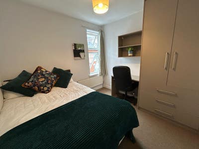 🏡 Large Double Room - Perfect for NHS Staff 🏙️ Main Photo