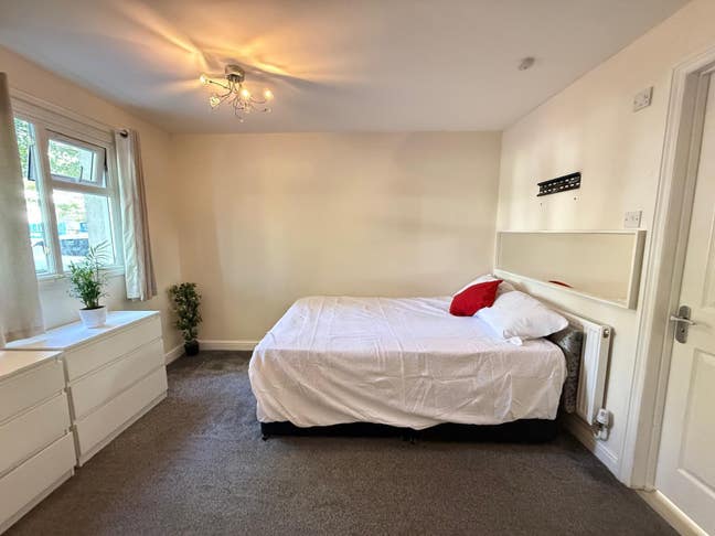 En-suite room available for rent  Main Photo