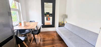 Bright Double room in Victorian Flat Main Photo