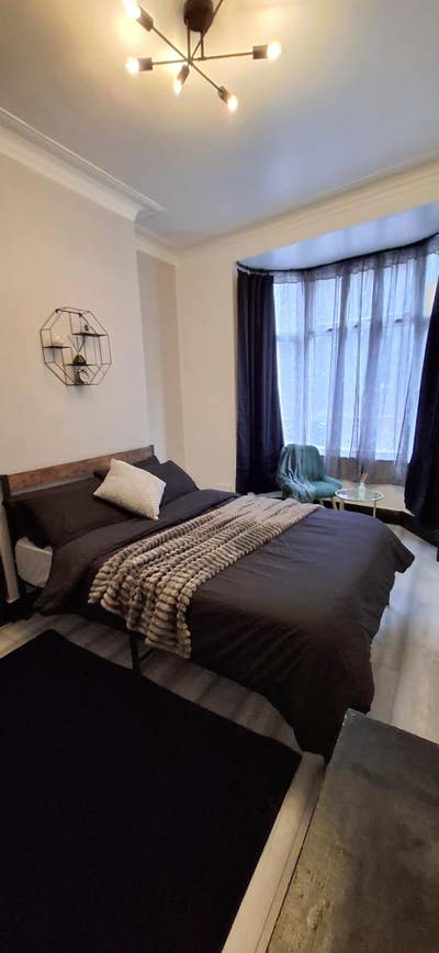 Spacious Double Room Available Main Photo