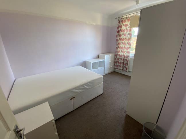 Spacious double room available in Upton Main Photo