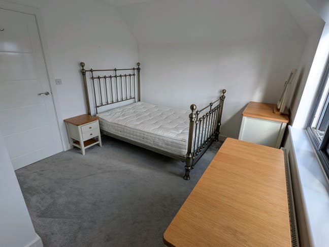 Double bedroom in quiet modern 2 bed house Main Photo