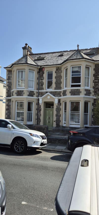 Large double room in quiet house Main Photo