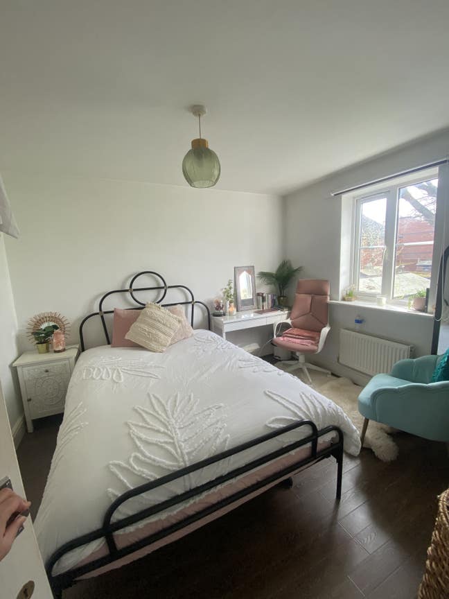 Cosy, bright single or double room for a female  Main Photo
