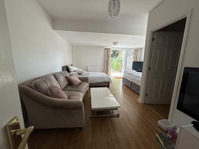 Self contained studio with en suite  Main Photo
