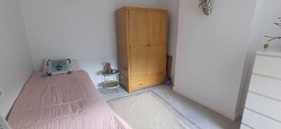 Lovely double bedroom overlooking nature reserve  Main Photo