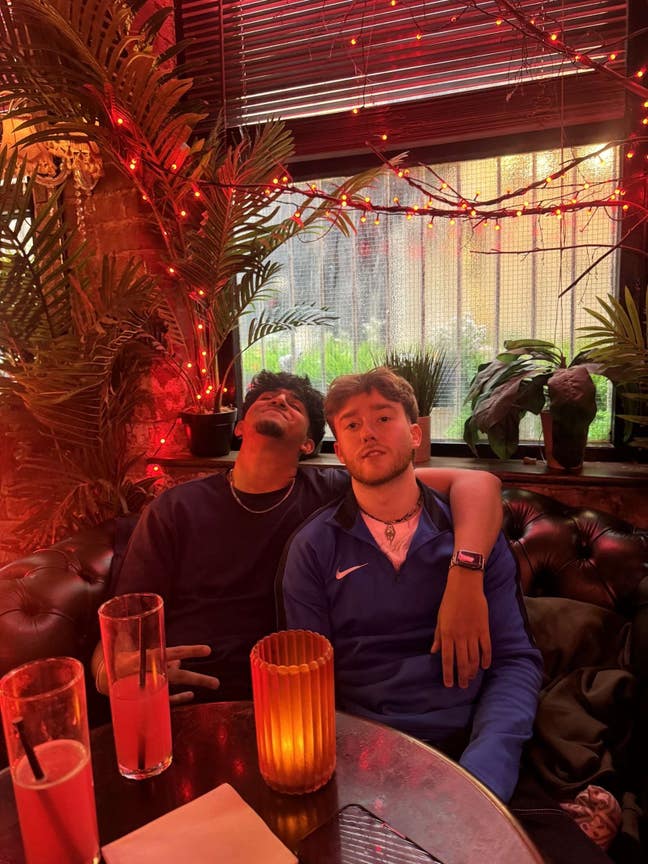 22, young prof, double room or buddyups Main Photo