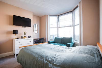 En-Suite Central Room Nr Scarborough Hospital Main Photo