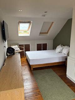 Lovely Double en-suite with Juliet Balcony  Main Photo