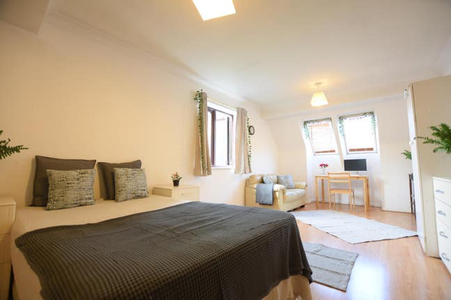 ** Large Room - Clean flatshare ** Main Photo
