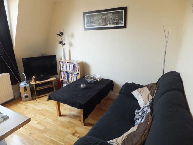 Two bedroom flat, Gas & Electric included in rent  Main Photo