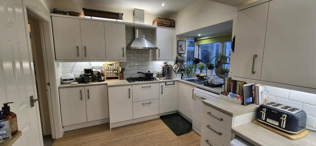 Large Furnished Double Room Main Photo