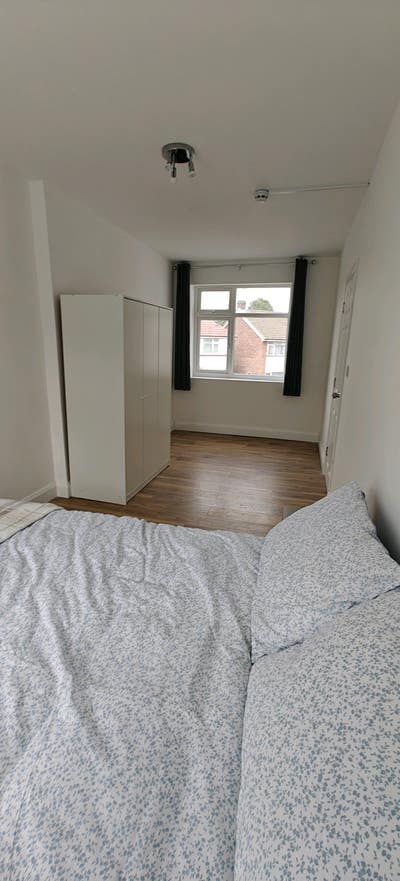 Newly refurbished, 30 Seconds from train station Main Photo