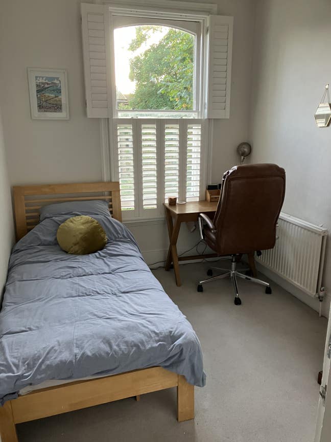 Desirable double room with generous cupboard space Main Photo