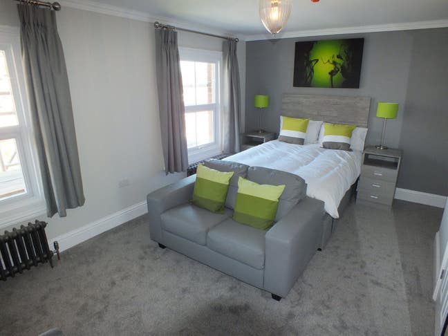 One off Room! Profesisonal House in Town Centre! Main Photo