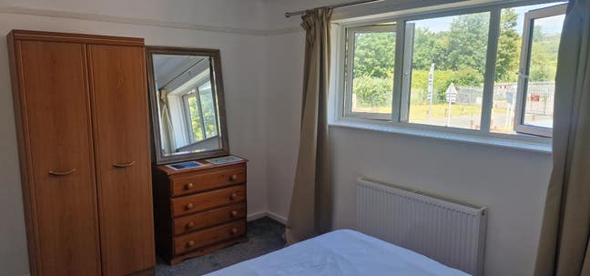 Room in 3 bedroom house for 2 way house share Main Photo