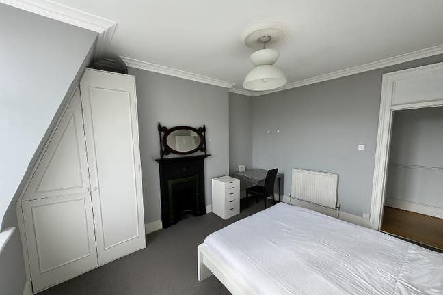 Spacious Double Room – 8min to East Putney Main Photo