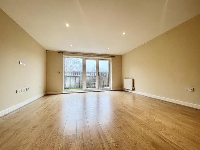 2 Bed 2Bath Grounnd Floor Flat in East Croydon Main Photo