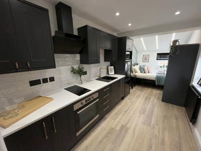 2 Rarely Available Stunning Studios - All Bills In Main Photo