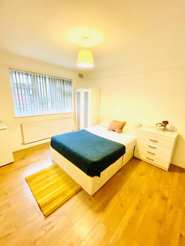 Master bedroom in Kensal Green . Main Photo