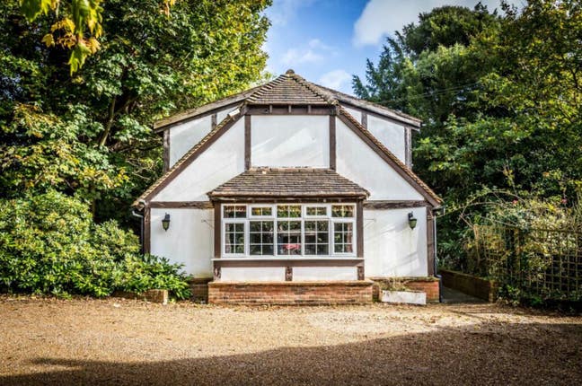 2 bed cottage in beautiful grounds  Main Photo