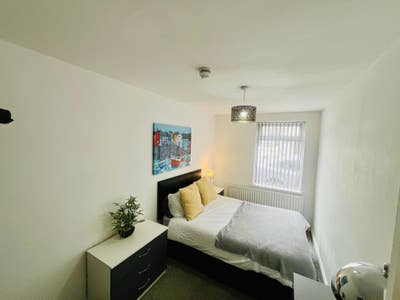 6 Bedroom Opposite Sainsbury Stoke Main Photo