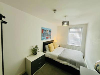 6 Bedroom Opposite Sainsbury Stoke Main Photo