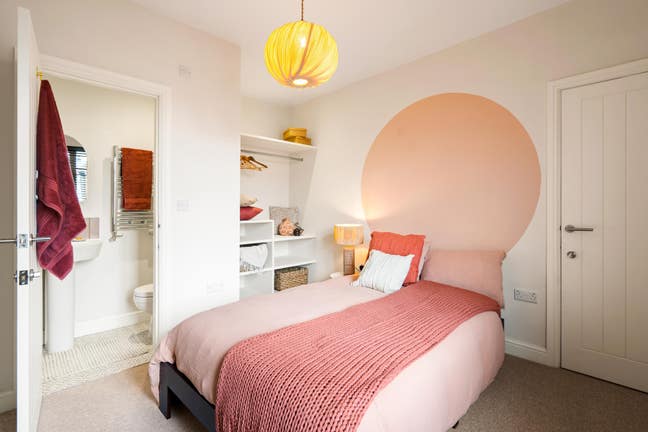 Beautiful ensuite room close to hopsital & city! Main Photo