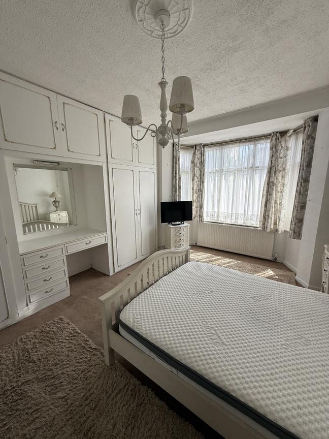 Generous furnished double room Main Photo