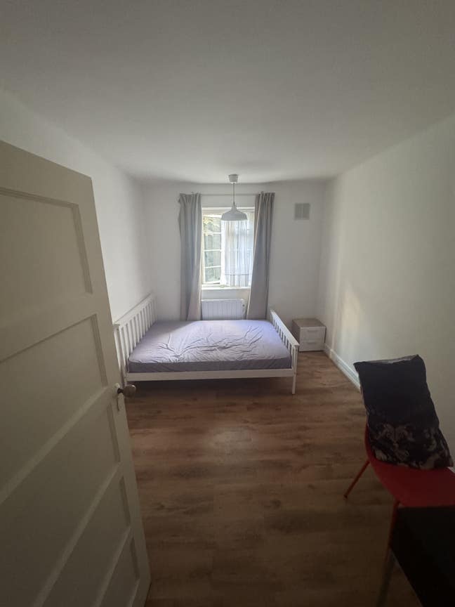 Good sized double room available in Stockwell Main Photo