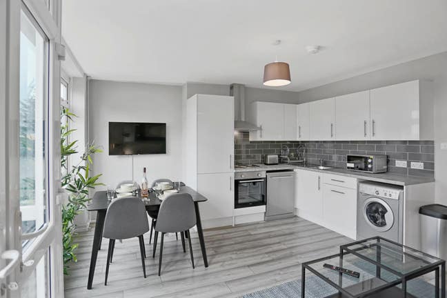 Looking for space, comfort & touch of Luxury? Main Photo