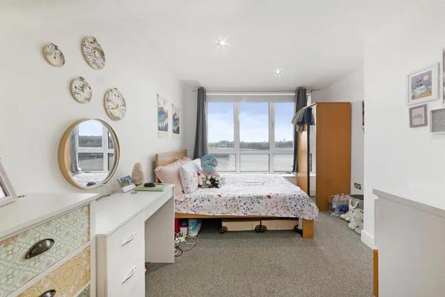 1 Ensuite & 1 Double *3 BedFlat w/ Living&Balcony Main Photo