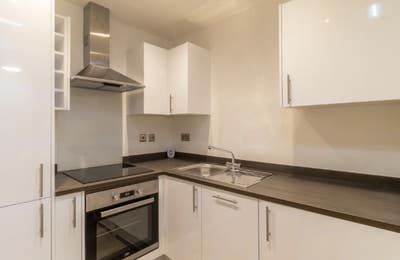 *-Bed Flatshare near St Catherine's & Train Statio Main Photo