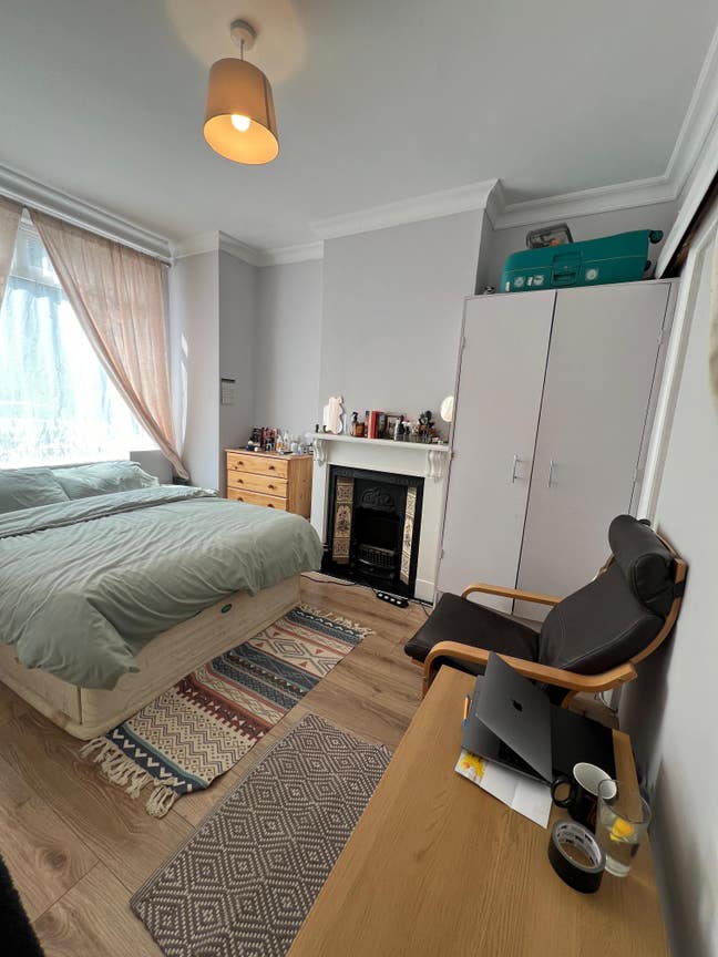Bright Double Room in Friendly House Share Main Photo