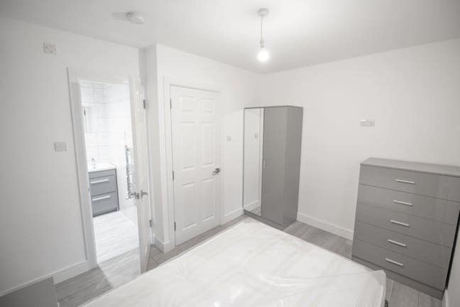 Ensuite in Super Friendly 5Bed *Walk to South Quay Main Photo