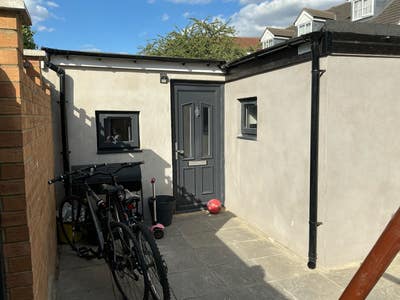 Studio flat to let for female or sharing females Main Photo