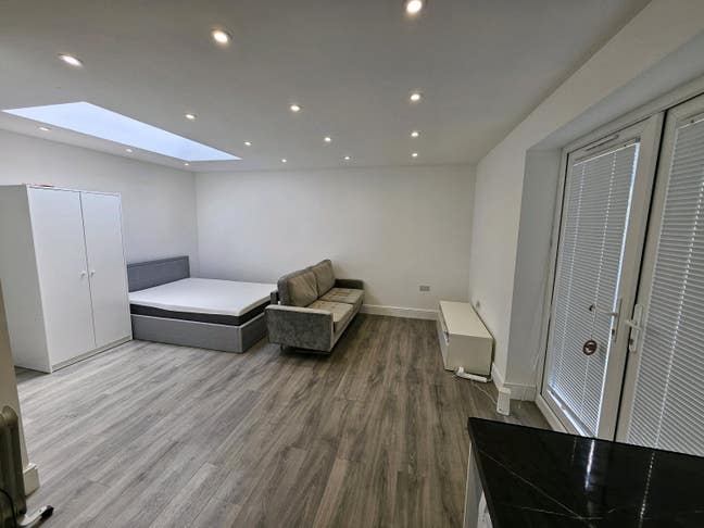 Modern Studio Apartment with Skylight – All Bills  Main Photo