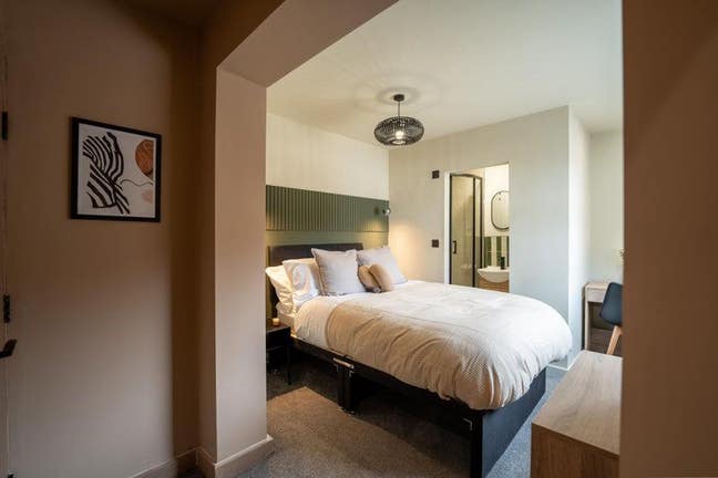 Cosy Double En-Suite – Walk to Central Station!  Main Photo