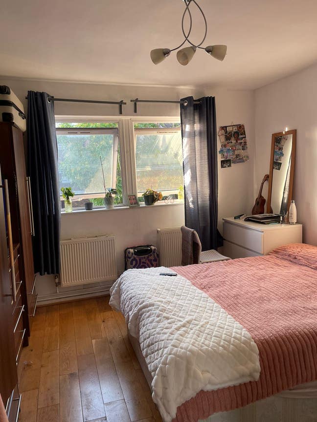 Spacious Bedrooms with Garden in Baron's court 
 Main Photo