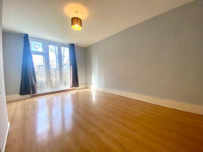 Spacious 4-Bed by Swiss Cottage Main Photo