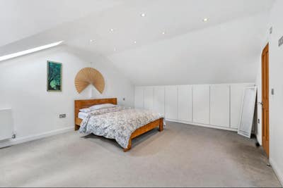 Large double room with ensuite in beautiful home Main Photo