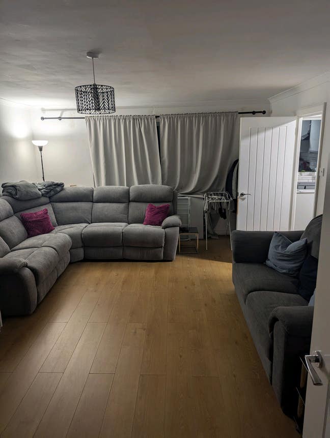 Ideal flat for professionals - 5 mins from Station Main Photo