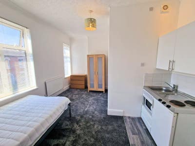 ** New Lovely STUDIO En Suite -All Bills Included! Main Photo