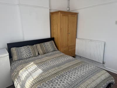 Spacious Double Bedroom for Rent-Bills Included Main Photo