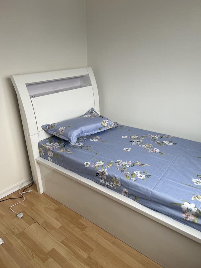 Single one room available in manor park E12  Main Photo