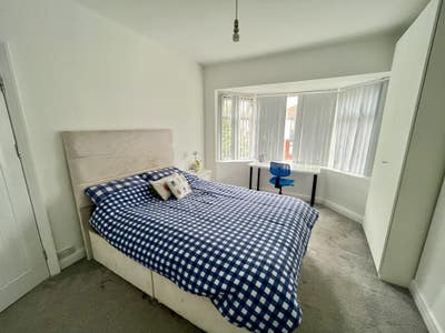 Lovely room available in a quiet shared house Main Photo