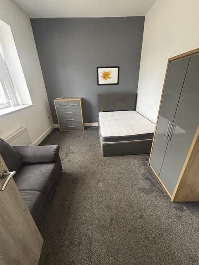 Large double within walking distance of city! Main Photo